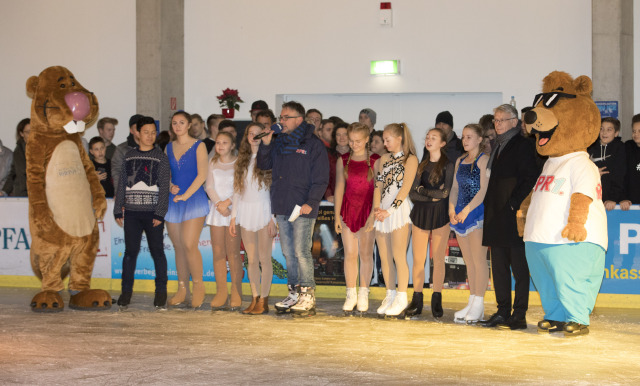 Zur Eröffnung der Eisbahn wagten sich neben Moderator Ralf Schwoll, OB Klaus Weichel und den Eiswittchen auch Rheinpfalz-Maskottchen Nils Nager und der RPR1-Bär aufs Eis.  © view - die agentur