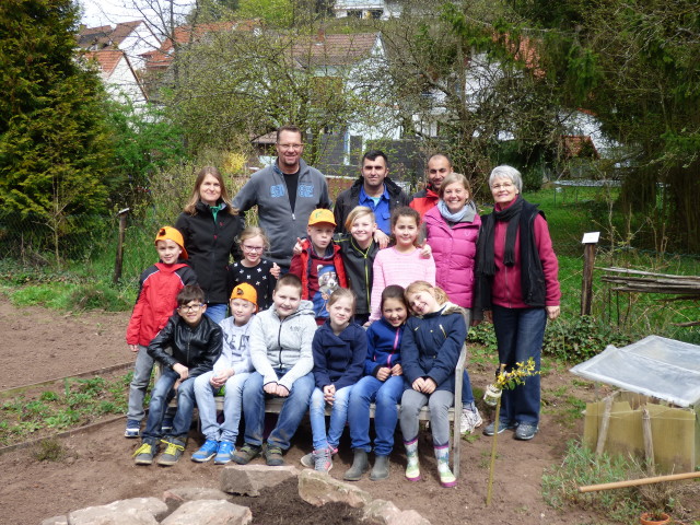 Die Schulgarten AG der Erlenbacher Grundschule mit ihren Lehrerinnen sowie Gärtnermeister Thomas Strottner, den Helfern aus dem Ökologieprogramm und Kuni Tappe © Stadt Kaiserslautern