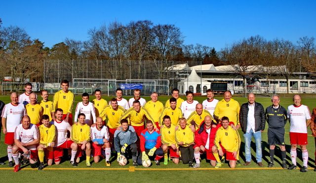 Die beiden Stadtratsmannschaften vor dem Spiel. © Roland Fränkle - Presseamt Stadt Karlsruhe 