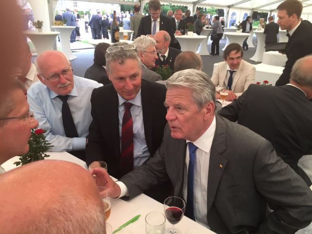 Im Gespräch: Beigeordneter Peter Kiefer (Bildmitte) und Bundespräsident Joachim Gauck (rechts) gemeinsam mit anderen Gästen im Garten vor dem Schloss Bellevue © Stadt Kaiserslautern