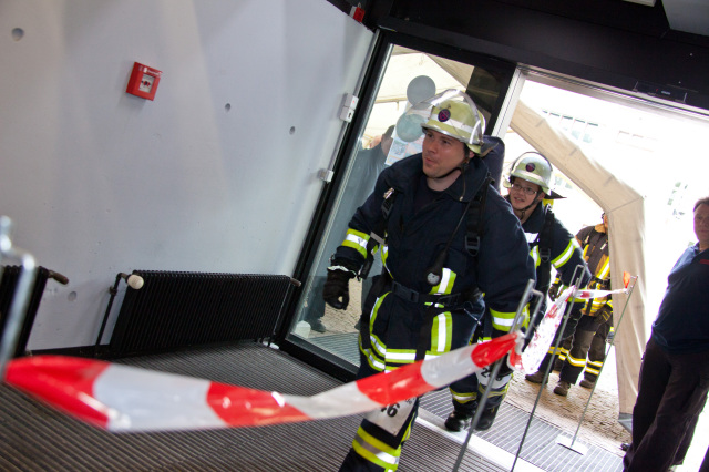 Und los geht es: vom Eingang Maxstraße nimmt ein Feuerwehrteam in voller Ausrüstung die 22 Etagen im Treppenhaus des Rathauses bis zur Dachterrasse in Angriff © Stadt Kaiserslautern