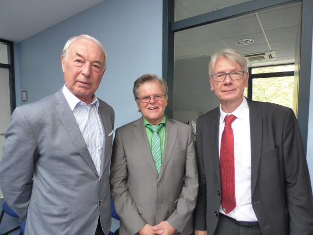 Walter Scherer (Mitte) mit dem ehemaligen Oberbürgermeister Gerhard Piontek (links) und dem aktuellen OB Klaus Weichel. © Stadt Kaiserslautern