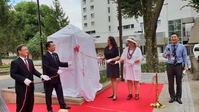 Von links: der Vorsitzende des Stadtparlaments Kenechi Natori, Bürgermeister Hironobu Narisawa, Bürgermeisterin Wimmer-Leonhardt, SPD-Stadtratsmitglied Petra Janson-Peermann.  © Stadt Kaiserslautern