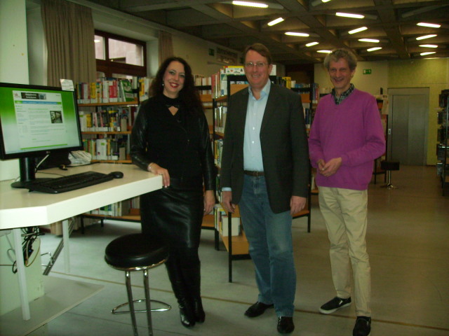 tellten den verbesserten Service der Stadtbibliothek vor: Bürgermeisterin Susanne Wimmer-Leonhardt, Christoph Dammann, Leiter des Referats Kultur, Franz-Josef Huschens, Leiter der Stadtbibliothek  © Stadtbibliothek