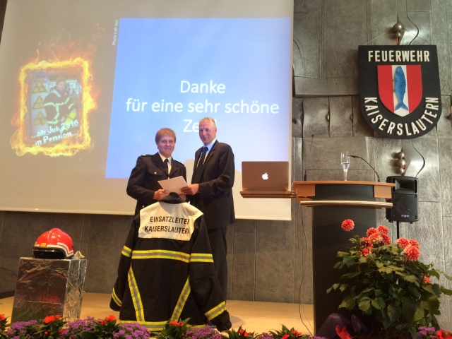 Feuerwehrdezernent Peter Kiefer (rechts) überreicht Manfred Asel die Verabschiedungsurkunde © Stadt Kaiserslautern