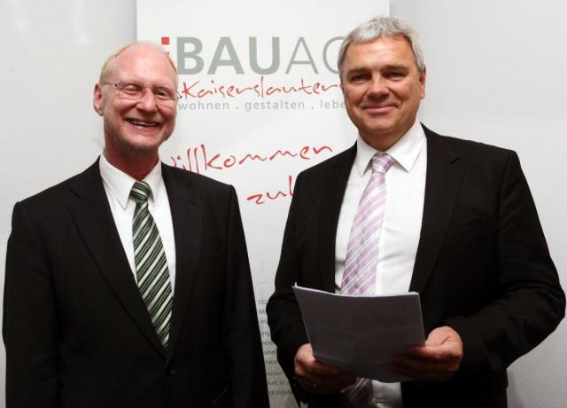 Aufsichtsratsvorsitzender Joachim Färber und Bau AG-Vorstand Thomas Bauer zogen eine positive Bilanz für das Jahr 2016 und gaben Ausblick auf die Planungen für 2017 © Bau AG