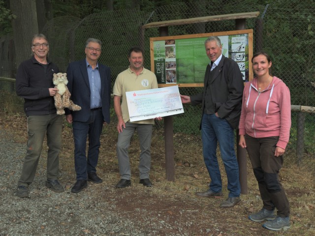 Spendenübergabe vor der neuen Infotafel beim Luchsgehege. Von links: Tierpfleger Bruno Walzer, Klaus-Jürgen Schimansky (1. Vorsitzender vom Förderverein Wildpark Betzenberg e.V.), Karl-Heinz Klein (1. Vorsitzender des Vereins Luchs-Projekt Pfälzerwald / Vosges du Nord), Umweltdezernent Peter Kiefer und Annina Prüssing von der SNU. © Stadt Kaiserslautern