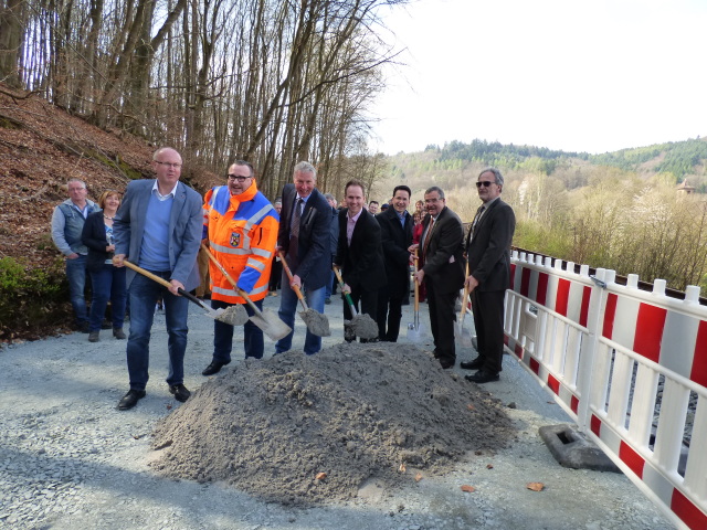 Nahmen gemeinsam den Spatenstich zum Neubau des Bahnhaltepunkts Hohenecken vor: Bundestagsabgeordneter Xaver Jung, Staatssekretär Andy Becht, Beigeordneter Peter Kiefer, Ortsvorsteher Alexander Rothmann, Michael Heilmann, Geschäftsführer des Zweckverbands Schienenpersonennahverkehr RLP Süd und dessen Vorsteher, Dr. Winfried Hirschberger, sowie Armin Wagner, Bahnhofsmanager der DB Station & Service AG 

 © Stadt Kaiserslautern