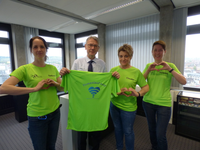 Am 18. Mai ist Firmenlauf und natürlich ist auch die Stadtverwaltung wieder mit einem eigenen Team am Start. 74 Mitarbeiterinnen und Mitarbeiter sind dabei, die vor Ort Flagge zeigen werden für die Bewerbung der Stadt beim Bitkomwettbewerb. Oberbürgermeister Weichel, der am Donnerstag den Startschuss geben und das Zieleinlaufband halten wird, gefällt´s. 
Verstärkt wird das städtische Team übrigens durch fünf Läuferinnen und Läufer aus Japan. Fünf Mitglieder der Bürgergruppe aus der Partnerstadt Bunkyo-Ku, die nächste Woche in Kaiserslautern zu Gast sein wird, haben sich spontan bereit erklärt, mitzulaufen, darunter Oberbürgermeister Hironobu Narisawa.  © Stadt Kaiserslautern