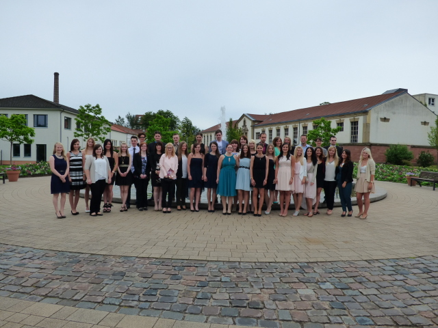 Nach dreijähriger Ausbildung bekamen 33 Auszubildende aus öffentlichen Verwaltungen in der Gartenschau heute ihre Zeugnisse überreicht. © Stadt Kaiserslautern