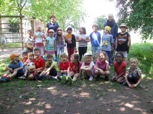 Schon die ganz Kleinen haben fleißig mitgeholfen bei der Lautrer Kehrwoche. Hier im Bild die Kinder der städtischen Kita Kunterbunt © Stadt Kaiserslautern