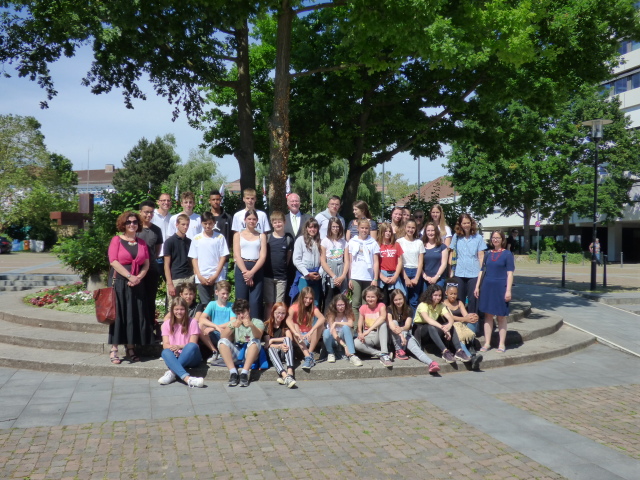 Die Schülerinnen und Schüler mit den Lehrkräften und Schuldezernent Färber auf dem Rathausvorplatz. © Stadt Kaiserslautern