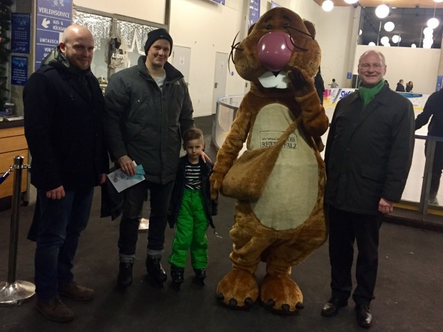 vlnr: Fabian Fuchs, Vater von David Meisner mit David, Nils Nager, Beigeordneter Joachim Färber © Stadt Kaiserslautern