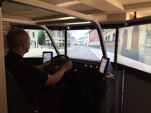 Schulungsteilnehmer im Fahrsimulator  © Feuerwehr Kaiserslautern