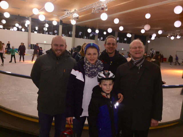 Die fünfjährige Evelin Wenz (vorne) wurde am Montagabend von Sportdezernent Joachim Färber (rechts) als 15000ste Besucherin der diesjährigen Eisbahnsaison geehrt. © Stadt Kaiserslautern