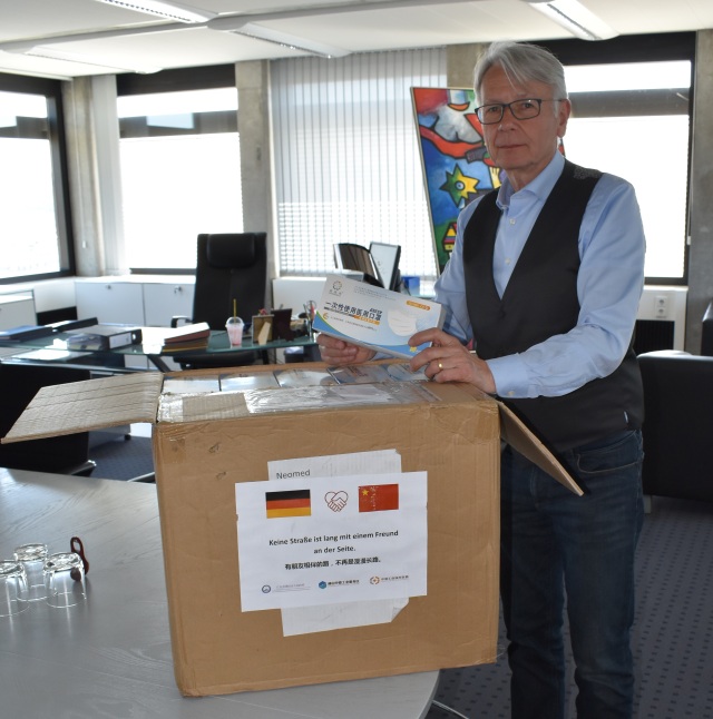Oberbürgermeister Klaus Weichel mit einer Kiste OP-Masken, einer Spende aus Foshan. © Stadt Kaiserslautern