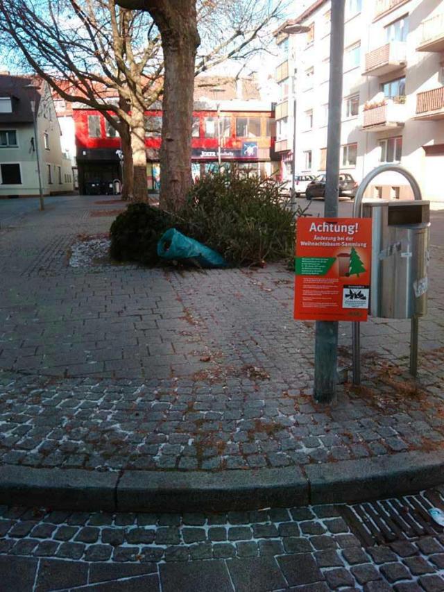 Mit solchen Hinweisschildern an den ehemaligen Sammelstellen wie hier am Raiffeisenplatz hat die Stadtbildpflege auf das neue Holsystem aufmerksam gemacht.  © Stadt Kaiserslautern