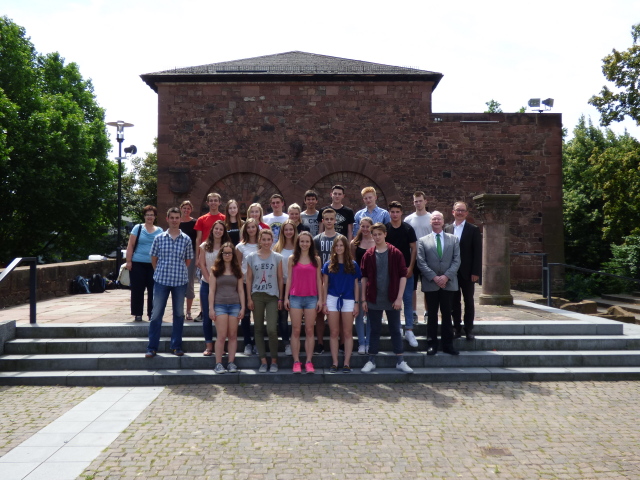 Beigeordneter Joachim Färber (2. von rechts) mit den kanadischen Gästen vor dem Pfalzgrafensaal des Casimirschlosses - © Stadt Kaiserslautern © Stadt Kaiserslautern