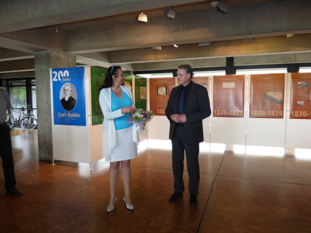 Bürgermeisterin Dr. Susanne Wimmer-Leonhardt vor der Ausstellung zu Ehren Carl Hohles im Rathausfoyer zusammen mit dem Stuhlmeister Stefan Stauch.  © Stadt Kaiserslautern