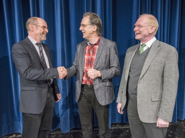 Der langjährige Schulleiter Jürgen Knies-Boulesteix (Mitte) wurde am vergangenen Freitag in den Ruhestand verabschiedet. Rechts Schuldezernent Joachim Färber, links Regierungsschuldirektor Ralf Hellwig von der Aufsichts- und Dienstleistungsdirektion Neustadt. © view - die agentur