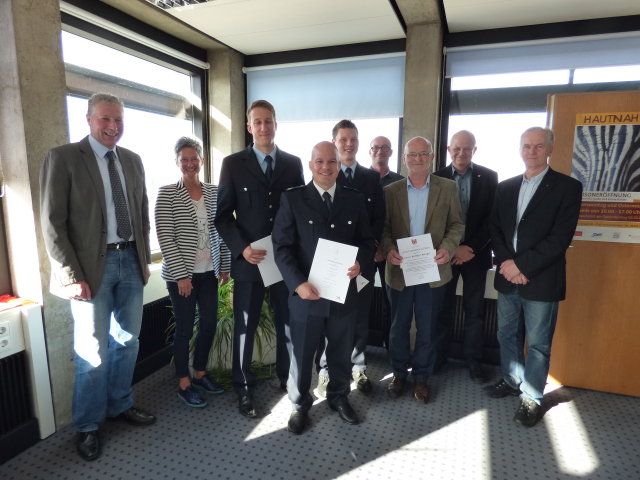 Christian Straßer, Timo Kettererer und Timo Vatter (3.-5. v.l.) wurden zu Beamten auf Lebenszeit ernannt, Michael Metzger (3.v.r.) wurde von seinen Aufgaben entpflichtet. 
 © Stadt Kaiserslautern