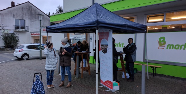 Der Infostand befand sich morgens vorm B-Markt an der Ecke Feuerbachstraße / Käthe-Kollwitz-Straße. © Stadt Kaiserslautern