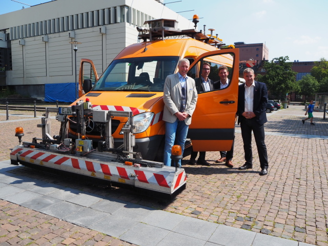 Peter Kiefer (links) ist gespannt, auf die Daten der Straßenzustandserfassung in Kaiserslautern © Stadt Kaiserslautern