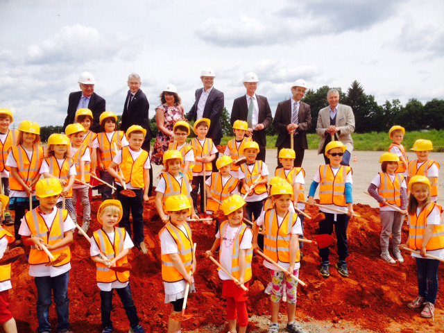 Spatenstich mit OB, Verantwortlichen und einer Kindergruppe mit Leuchtwesten und Helm © Stadt Kaiserslautern