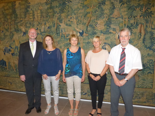 Joachim Färber, Sonja Jahn (Kita Mobile Asternweg), Gabriele Franzinger (Kita Waldwichtel Mölschbach) und Susanne Christmann (Kita Villa Winzig Dansenberg) und Willi Gillmann.  © Stadt Kaiserslautern