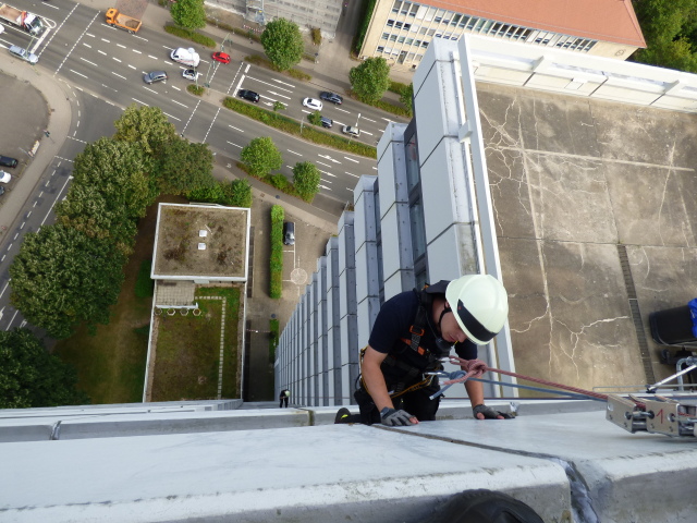 Wurden nach und nach von den Kollegen vom Rathausdach bis auf den Boden abgeseilt: die 13 Anwärter der Feuerwehr im Rahmen ihrer Grundausbildung © Stadt Kaiserslautern