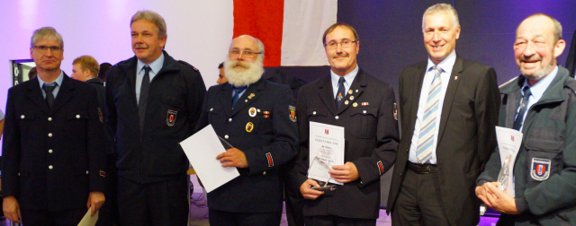 Beigeordneter Peter Kiefer (2. v.r.) überreichte im Rahmen des Kümmelweckfestes die Ehrungen an die Mitglieder der Freiwilligen Feuerwehr © Stadt Kaiserslautern