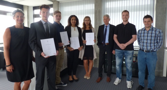 Das Bild zeigt (v.l.) Beate Kimmel, Jonas Jung, Lukas Wagner, Jacqueline Münch, Delia Benz, OB Klaus Weichel, Eric Burkhardt und Rainer Vollmar. © Stadt Kaiserslautern