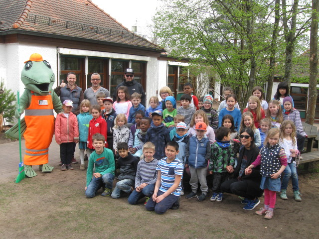 Kurz vorm Start: Kehrbert mit den Kindern und Betreuern der Kita Tausendfüßler.  © Stadt Kaiserslautern