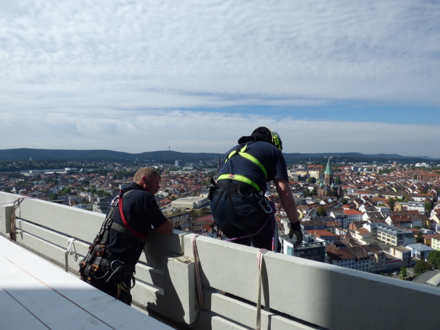 Die Übungen beim Absturzsicherung-Lehrgang erfordern, Mut, Gleichgewichtssinn und das nötige Vertrauen in die Ausrüstung sowie das sichernde Team © Stadt Kaiserslautern