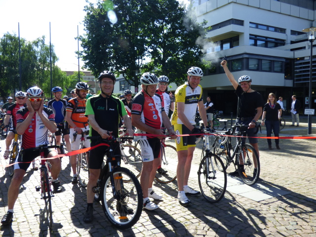 v.r.n.l: Auf die Räder, fertig, los: Tobias Wiesemann gab den Startschuss für Stadtradeln, Peter Kiefer, Theo Augstein, 1. Vorstand RSC, und Landrat Paul Junker durchschnitten das Band © Stadt Kaiserslautern