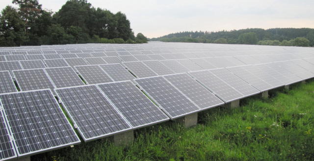 Photovoltaikanlage auf der Fläche der ehemaligen Hausmülldeponie in Siegelbach  © Stadt Kaiserslautern