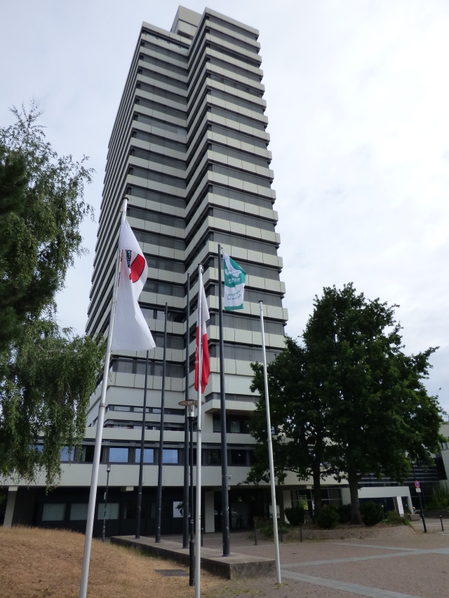 In Gedenken an die Atombombenabwürfe auf Hiroshima und Nagasaki hat die Stadtverwaltung Kaiserslautern die Mayors for Peace-Flagge gehisst.  © Stadt Kaiserslautern