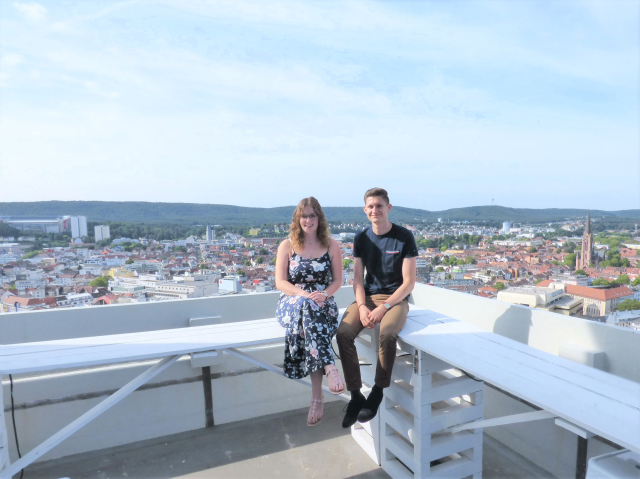 Die frisch in den Beamtenstand erhobenen jungen Stadtinspektoren Lena Stuppy und Dennis Windecker über den Dächern Kaiserslauterns. © Stadt Kaiserslautern