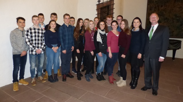 Die Schülerinnen und Schüler mit ihren Lehrerinnen Malgorzata Herbec (Sycow) und Katarina Tajbosova (Brezno), Vera Zimmermann vom HSG und Schuldezernent Joachim Färber im Pfalzgrafensaal.  © Stadt Kaiserslautern