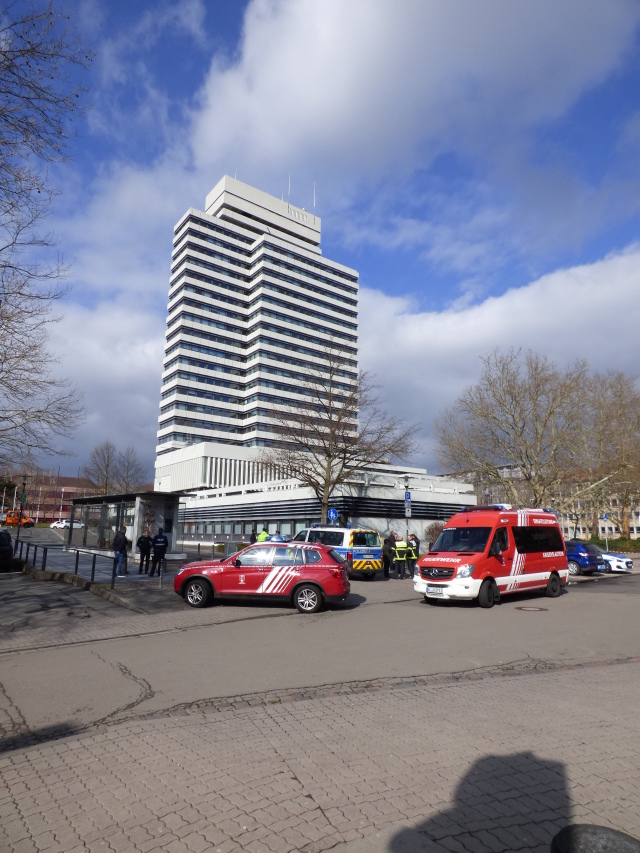 So sah es am Dienstagmorgen um etwa 10 Uhr an der Zufahrt zum Rathausvorplatz aus. Einsatzkräfte von Polizei und Ordnungsamt hatten das Rathaus rundherum abgesperrt.  © Stadt Kaiserslautern