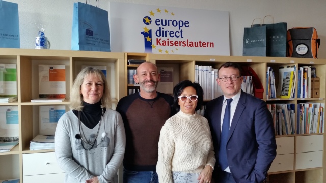 Catherine Alliot, Victorien Georges, Djamila Malliard und Alexis Grandin besuchten unter anderem das Europa-Direkt-Informationszentrum im Rathaus. © Stadt Kaiserslautern