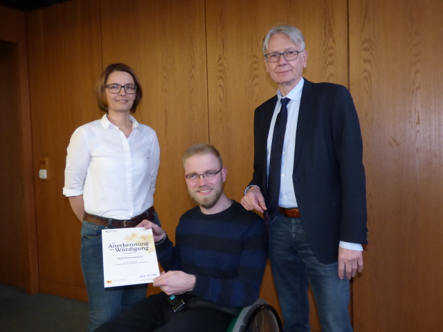 Kerstin Kührt, Christian Werner und Oberbürgermeister Klaus Weichel mit der Anerkennungsurkunde.  © Stadt Kaiserslautern