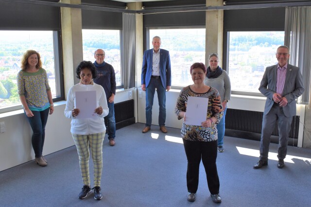 Bild vorne: Hanna Abraha-Iassou und Monika Quarz mit ihren Verabschiedungsurkunden. Dahinter: Karin Woll, Fritz Bußer, Peter Kiefer, Tanja Feldmann, Udo Holzmann (jeweils v.l.n.r.) © Stadt Kaiserslautern