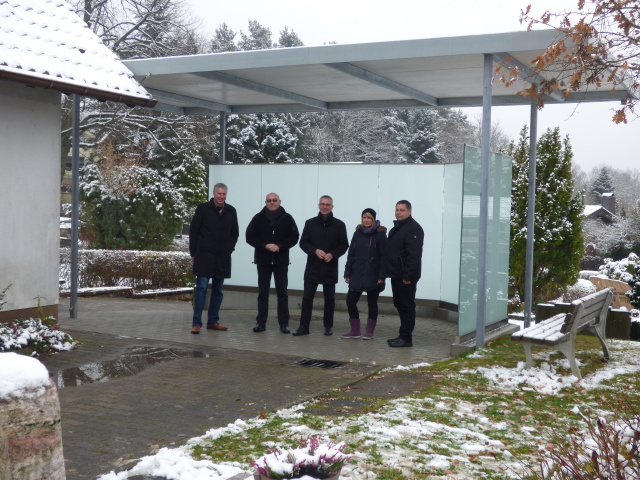 Machten sich ein Bild vom neuen Wetterschutz: Beigeordneter Peter Kiefer, Ortsvorsteher Franz Rheinheimer, Referatsleiter Gebäudewirtschaft, Udo Holzmann, Projektleiterin Rebecca Bachmann und Abteilungsleiter Thomas Johann (vlnr). © Stadt Kaiserslautern