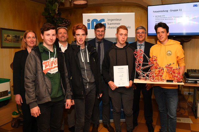 Dipl-Ing. Katharina Häuser, Volker Tschiedel und Bernhard Bremm vom Bildungsministerium Rheinland Pfalz und Kammervizepräsident Dr. Uwe Angnes (hintere Reihe v. l.) gratulierten den Schülerteams des Hohenstaufen-Gymnasium zu ihren hervorragenden Platzierungen. Ingenieurkammer Rheinland-Pfalz/Kristina Schäfer