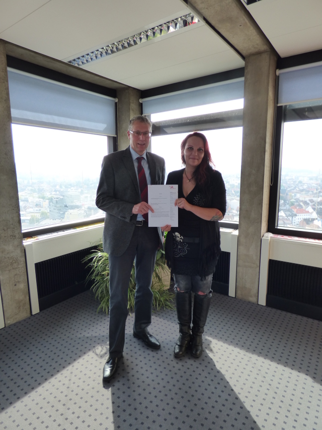 Beigeordneter Peter Kiefer und Katharina Dittrich-Welsh mit dem frisch unterzeichneten Vertrag.  © Stadt Kaiserslautern