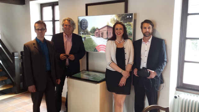 Einweihung des Touch Tables im Museum. Es freuen sich (v.l.n.r.) Dr. Jens Stöcker, Leiter des Museums, Michael Staudt, Vorsitzender des Förderkreises, Bürgermeisterin Dr. Susanne Wimmer-Leonhardt und Professor Matthias Pfaff.  © Stadt Kaiserslautern