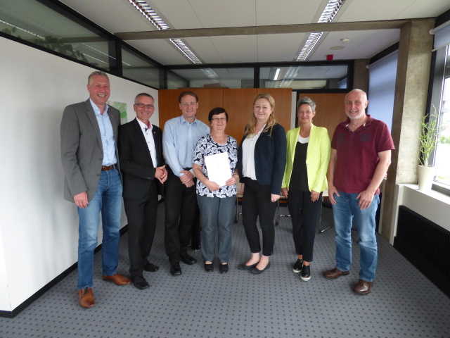 v.l.n.r.: Peter Kiefer, Udo Holzmann, Tilmann Ruby, Adele Macalla mit Tochter Isabella, Beate Kimmel, Peter Schmitt 
 © Stadt Kaiserslautern