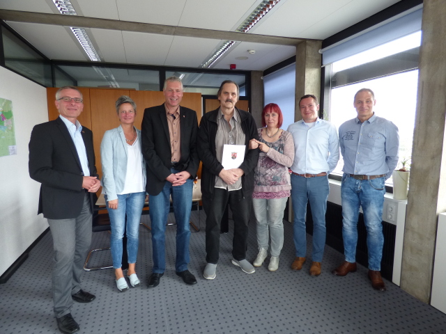 vlnr: Udo Holzmann, Beate Kimmel, Peter Kiefer, Gerhard Riesinger mit seiner Frau Marion, Christian Huber und Udo Annawald.  © Stadt Kaiserslautern