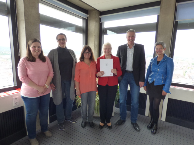 Die angehende Ruheständlerin Katharina Werner (3. v. rechts) wurde von ihrer langjährigen Kollegin Evelin Lembach (3. v. links) zur Verabschiedung im Büro des Beigeordneten begleitet © Stadt Kaiserslautern